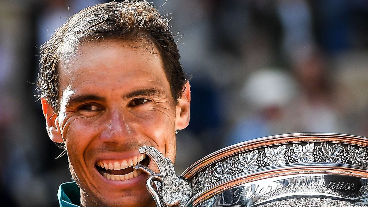 Rafa Nadal con la 'Copa de los Mosqueteros' en la pista central de Roland Garros Rafa Nadal con la 'Copa de los Mosqueteros' en la pista central de Roland Garros