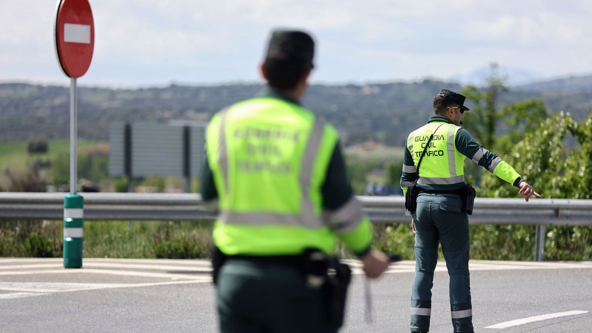 Un coche con ocho ocupantes se despeña por un desnivel de 12 metros tras saltarse un control