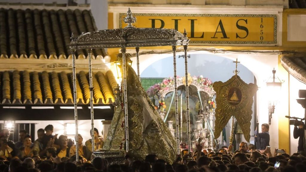 Suspendida la procesión de la Virgen del Rocío por la rotura de una de las andas