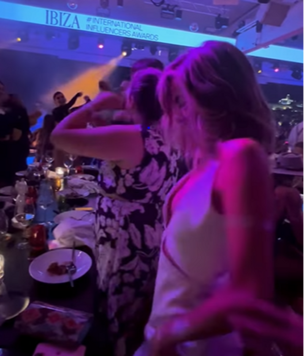 El momento en que a Sofía Ellar se le desabrocha el vestido