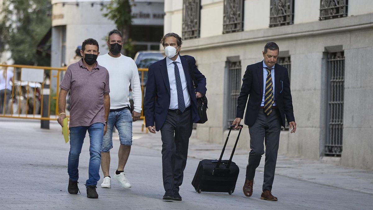 El patrón del Villa de Pintanxo y su sobrino, a su llegada a la Audiencia Nacional El patrón del Villa de Pintanxo y su sobrino, a su llegada a la Audiencia Nacional