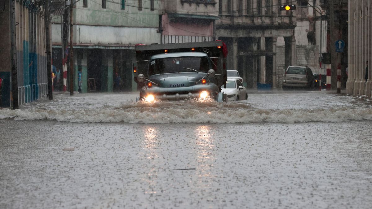 Fuertes lluvias en Cuba por la tormenta tropical Alex