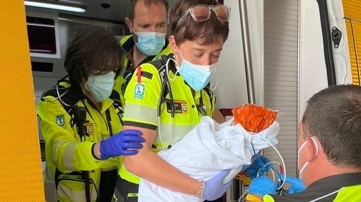Hallan a un bebé recién nacido envuelto en una manta en una calle de Aluche (Madrid)