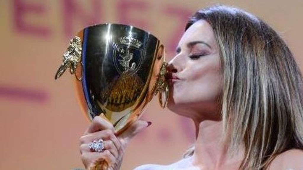 Penélope Cruz tras ganar la Copa Volpi en Venecia