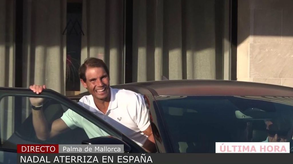 Rafa Nadal aterriza en España: gestos de molestia y amabilidad con la prensa