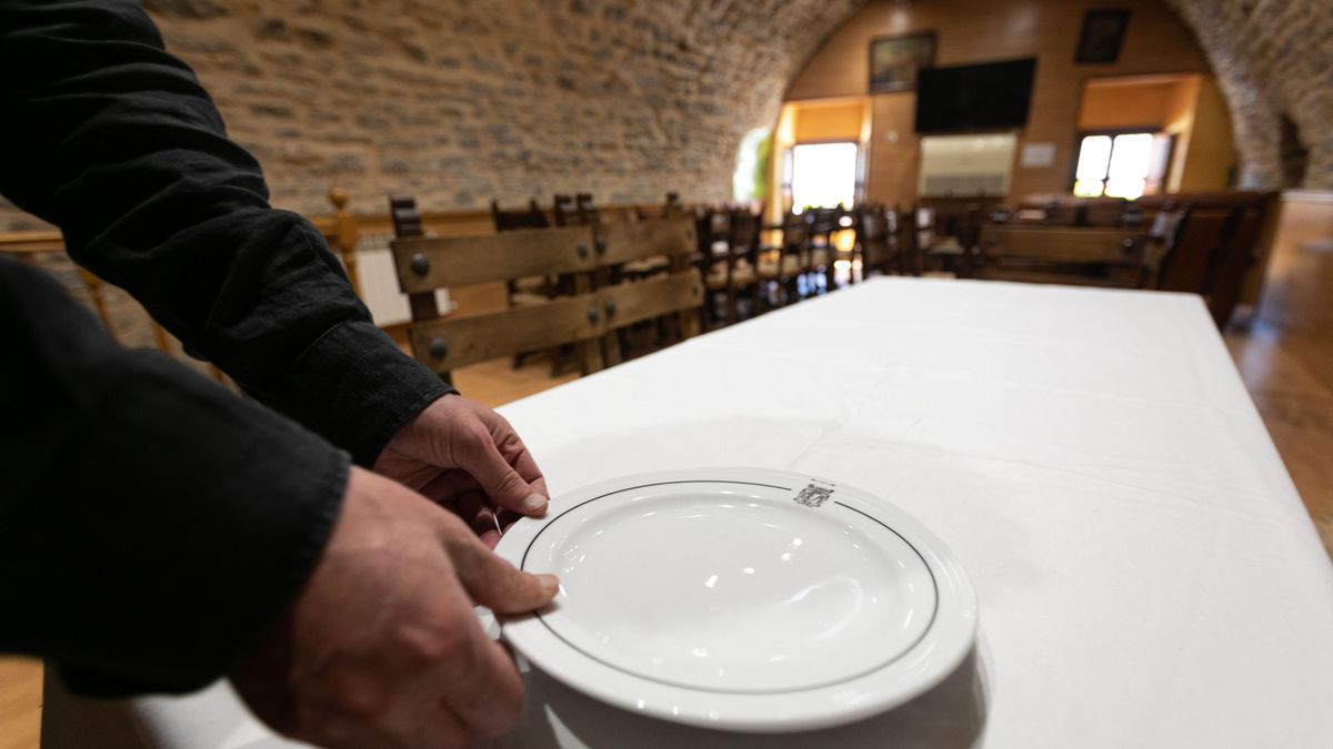 Un hombre prepara las mesa en un txoko. Un hombre prepara las mesa en un txoko.