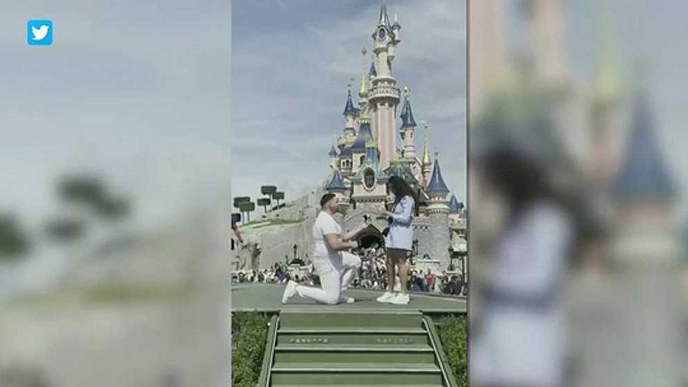 Un imprevisto acaba con una tierna pedida de mano en Disneyland Paris