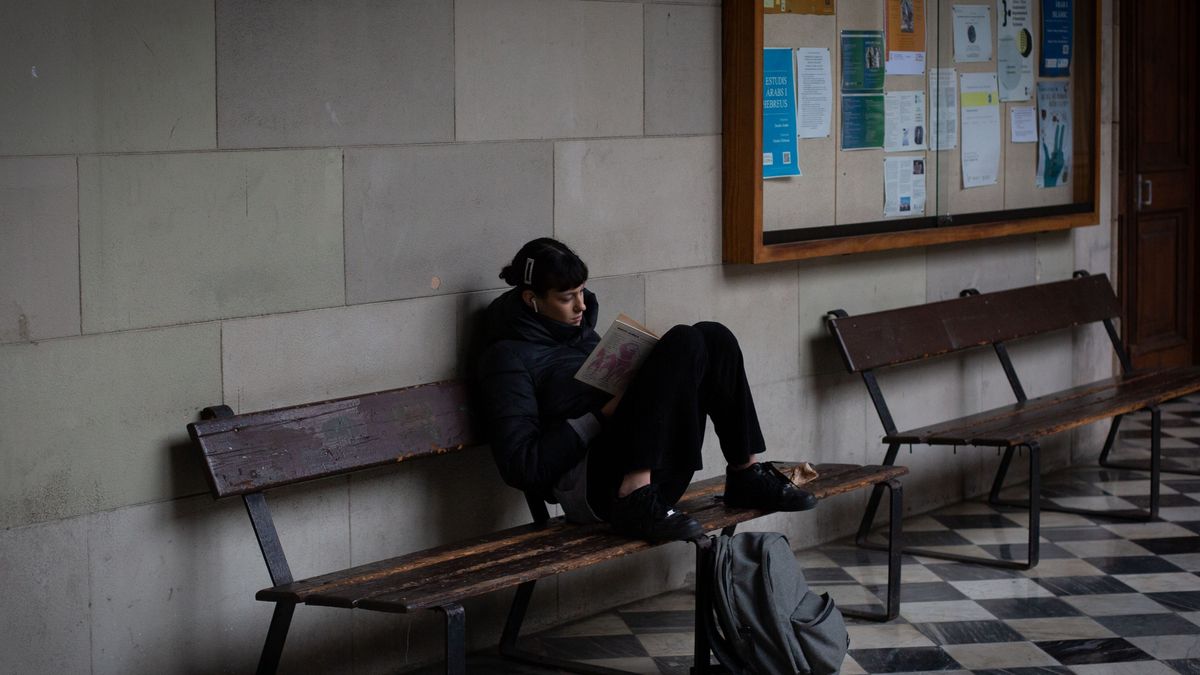 Una estudiante en la facultad de Filología de la UB Una estudiante en la facultad de Filología de la UB