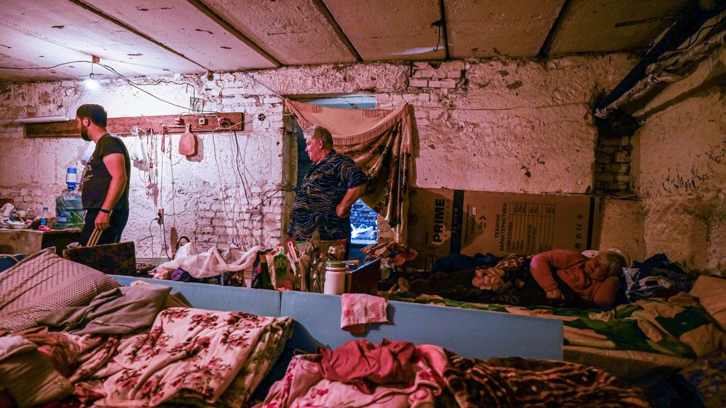 Una familia se refugia en un búnker