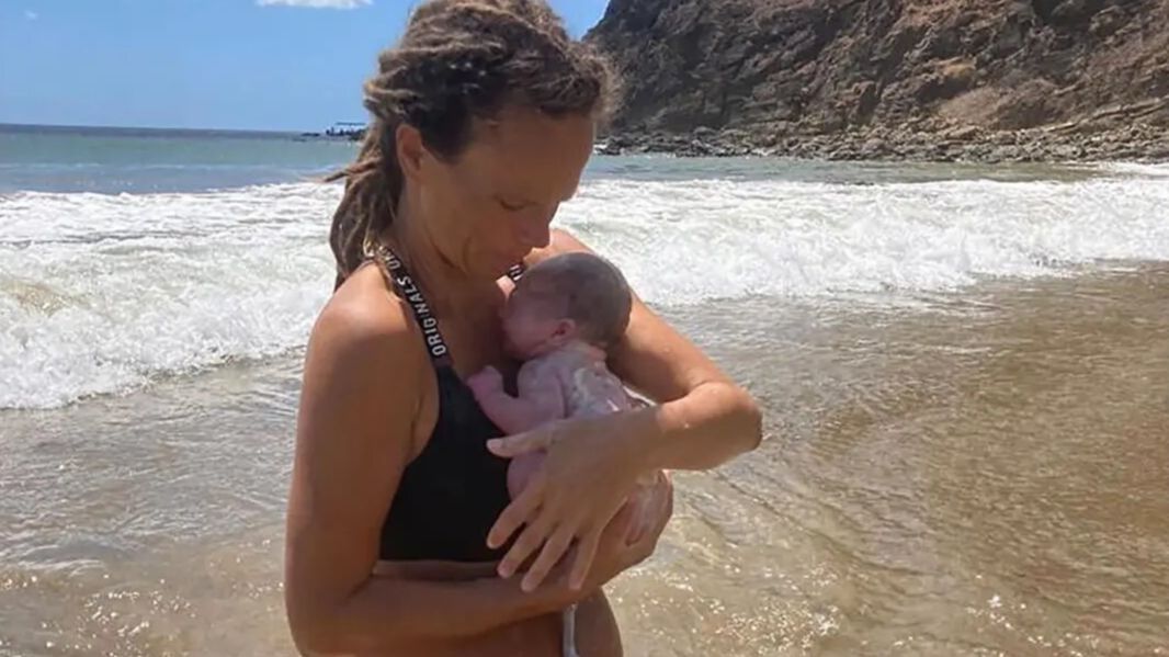Una mujer da a luz en el mar