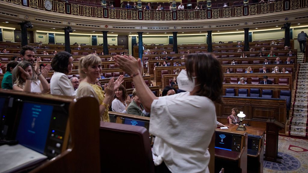 Adriana Lastra aplaude a la bancada socialista en el pleno de la prostitución