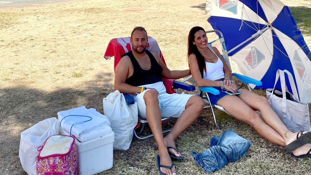 Armando y Vanesa haciendo cola para ver a Manuel Carrasco