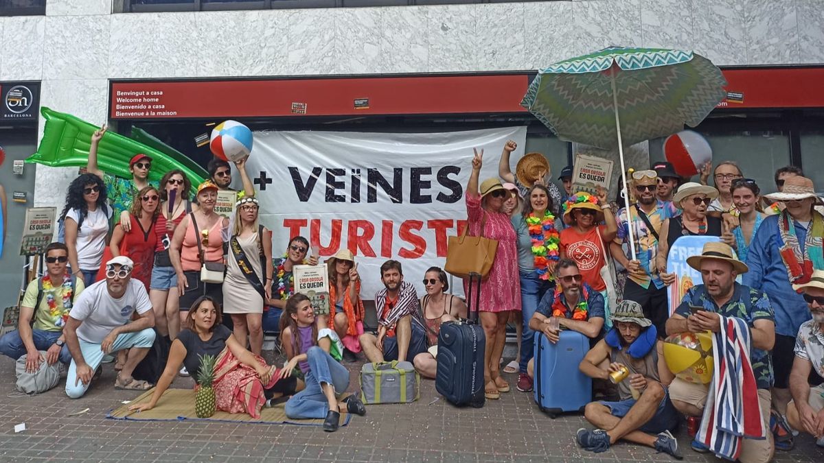 Decenas de personas se disfrazan de turistas para protestar contra los alquileres de temporada Decenas de personas se disfrazan de turistas para protestar contra los alquileres de temporada