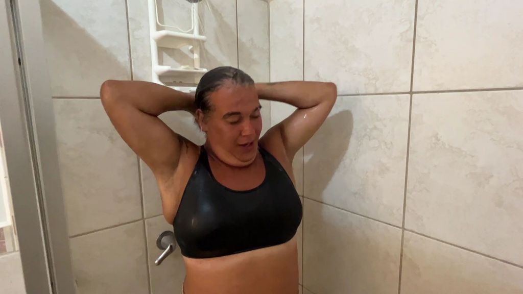 La primera ducha de Desy tras ser expulsada de 'Supervivientes': "Lo que me han hecho pasar"