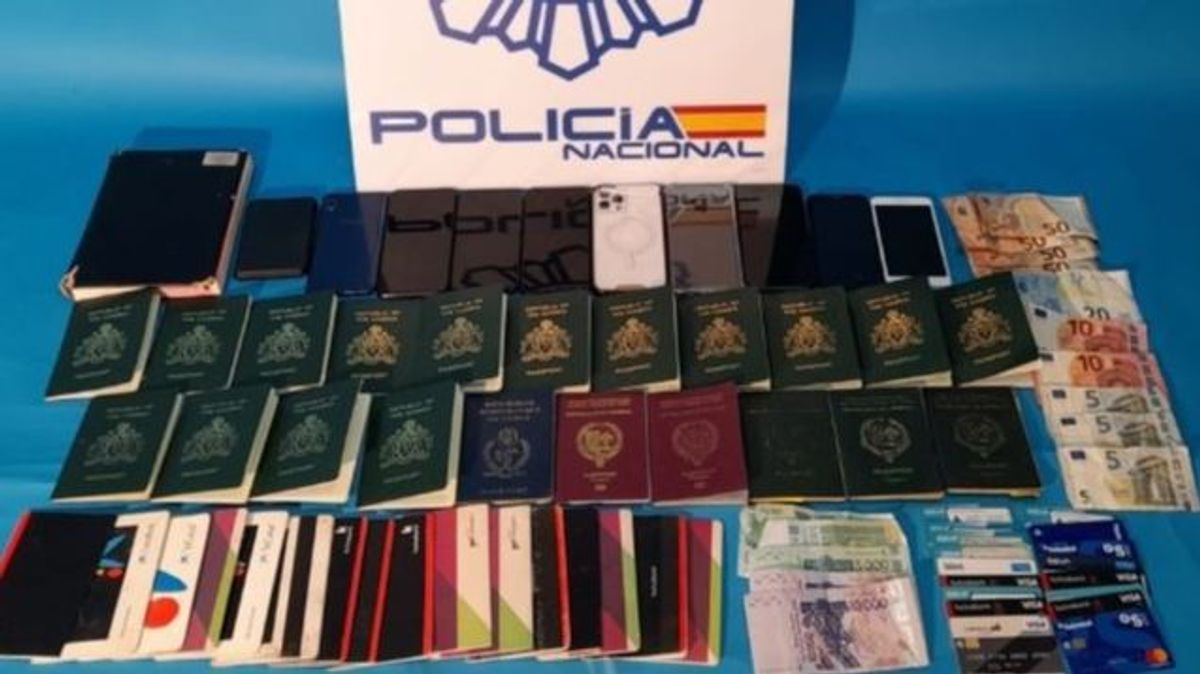 Documentos falsificados intervenidos en la operación policial Documentos falsificados intervenidos en la operación policial