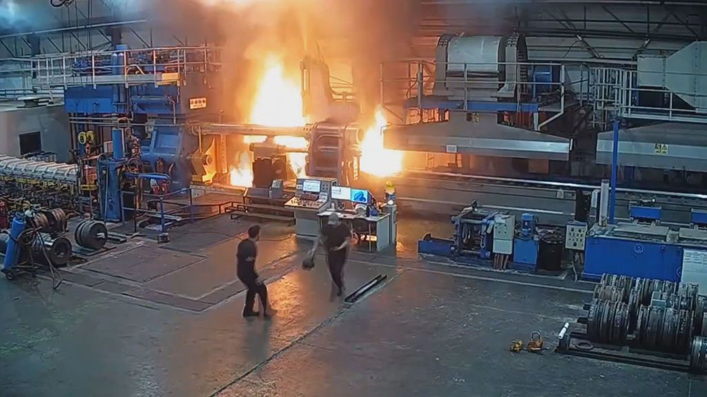 El techo en llamas de una nave casi atrapa a dos empleados de Dos Hermanas, Sevilla
