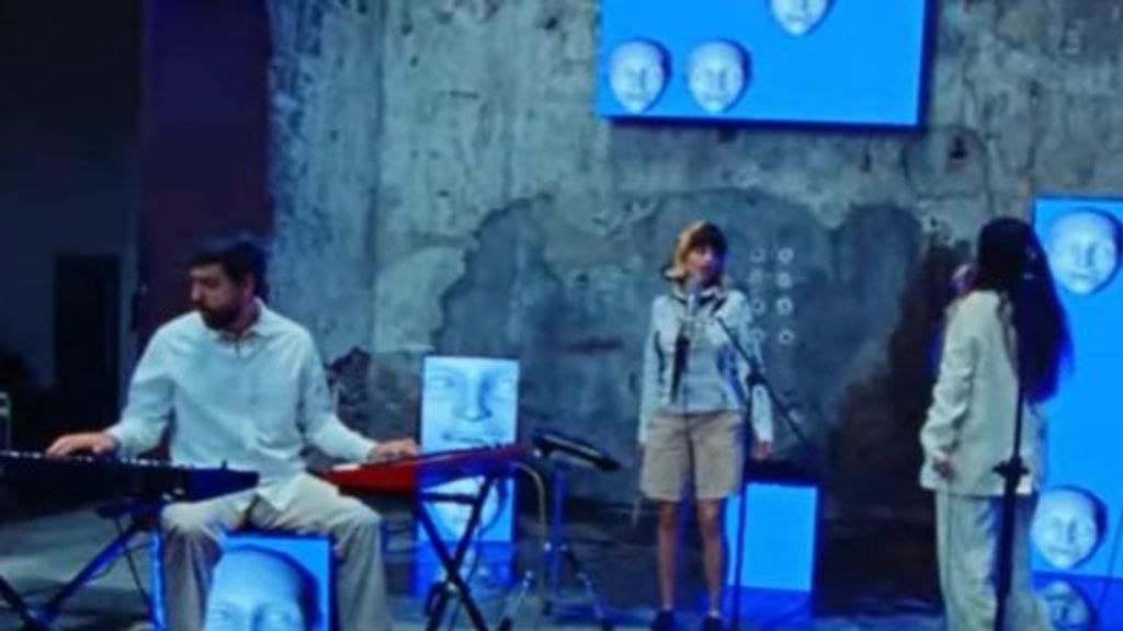 Esteban y Belén, pareja y prima de Rigoberta, en el videoclip de 'A todos mis amantes'