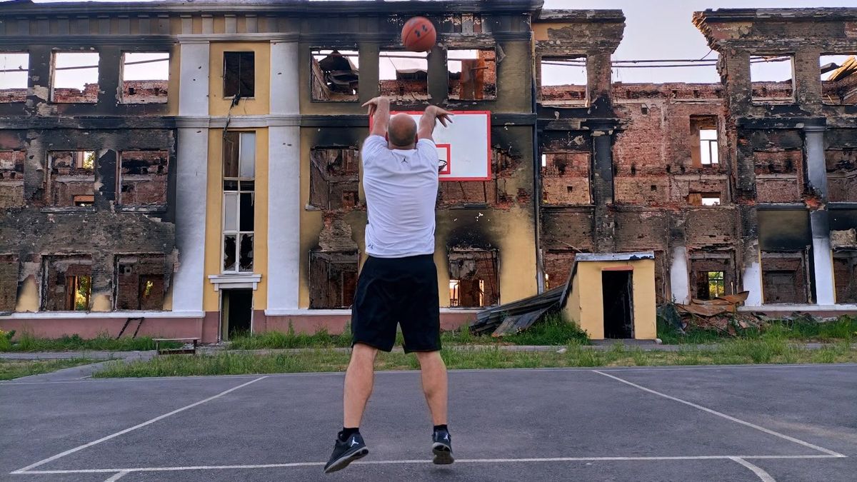 Jugando al baloncesto en la cancha de una escuela destruida de Járkov/Járkiv.
