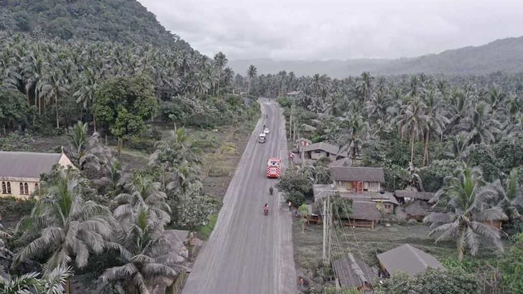 La erupción del volcán Bulusan cubre las islas Filipinas de ceniza