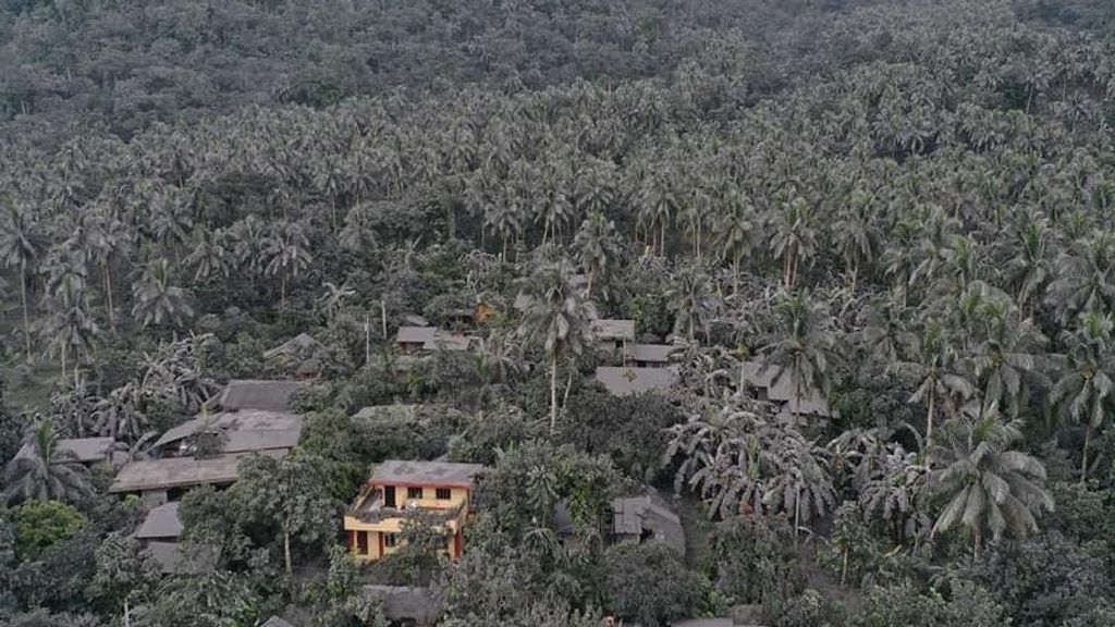 La erupción del volcán Bulusan cubre las islas Filipinas de ceniza