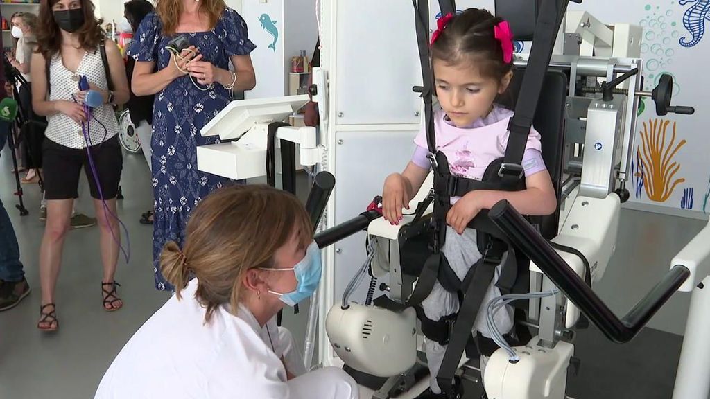 La ilusión de Valeria, de 7 años, al caminar gracias al robot del Hospital Nacional de Parapléjicos de Toledo