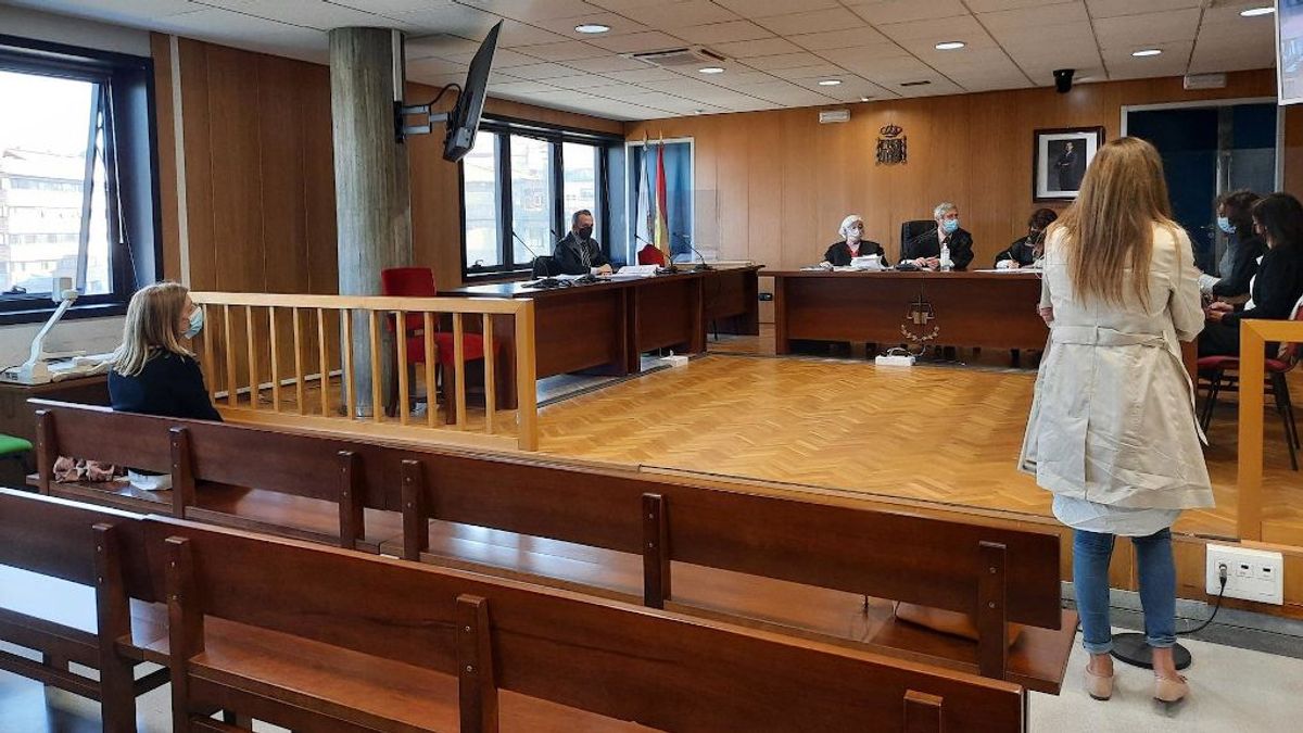 La madre y la hija, durante la celebración del juicio. La madre y la hija, durante la celebración del juicio.
