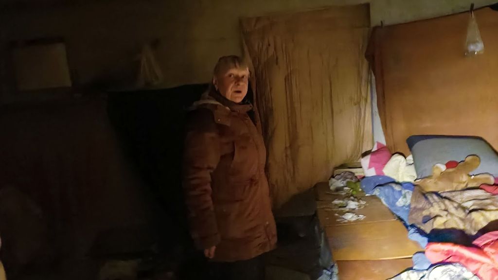 Ludmila en la cama del sótano donde vive desde que empezó la guerra