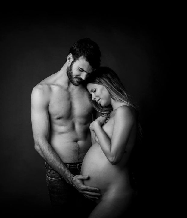 Núria Tomás, junto a su marido y embarazada