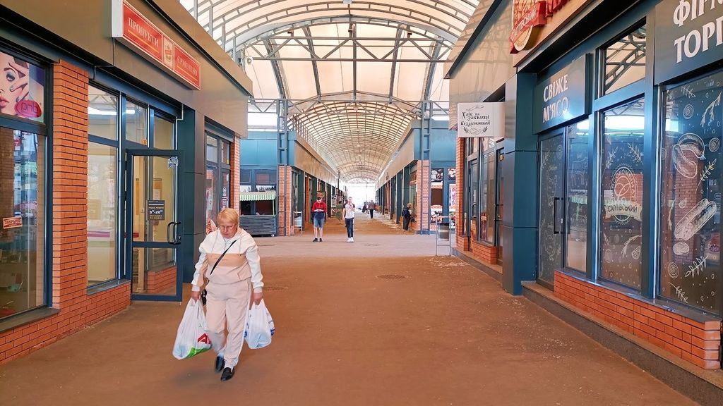 Pasaje comercial semiabandonado en Járkov