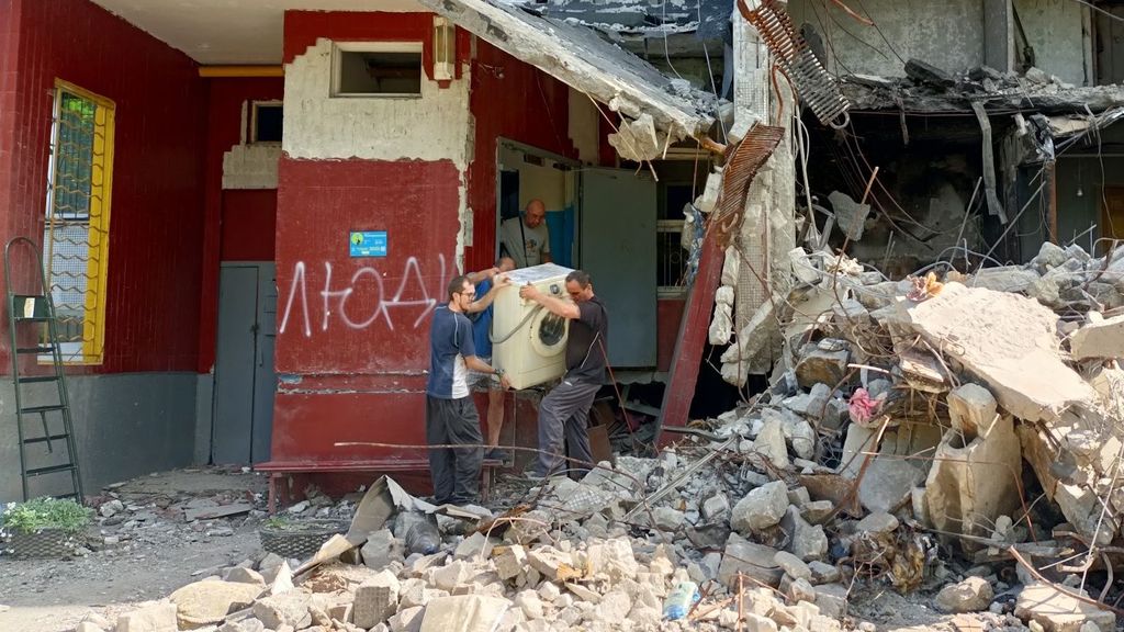 Rescatando una lavadora de un edificio en escombros.