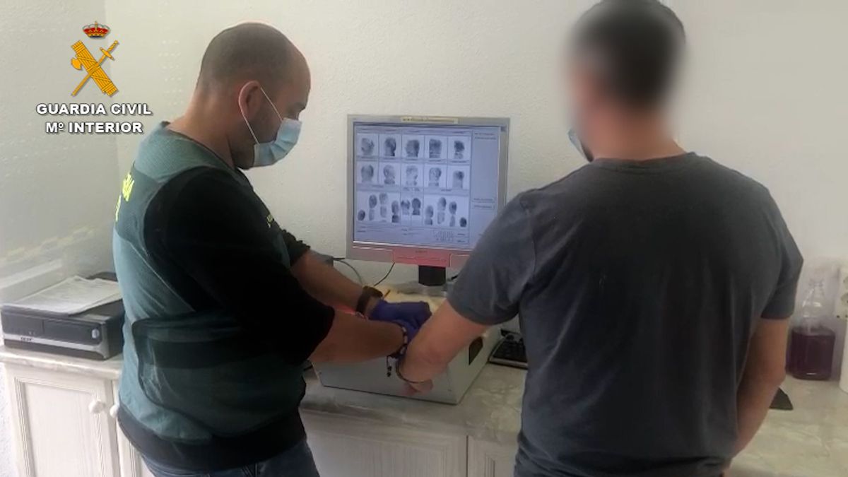 Toman las huellas dactilares a uno de los detenidos Toman las huellas dactilares a uno de los detenidos