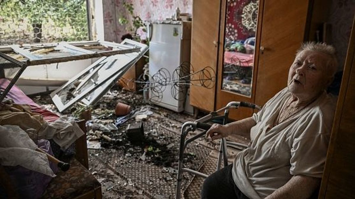 Una mujer en su vivienda bombardeada en la ciudad de Soledar, en el Donbás Una mujer en su vivienda bombardeada en la ciudad de Soledar, en el Donbás