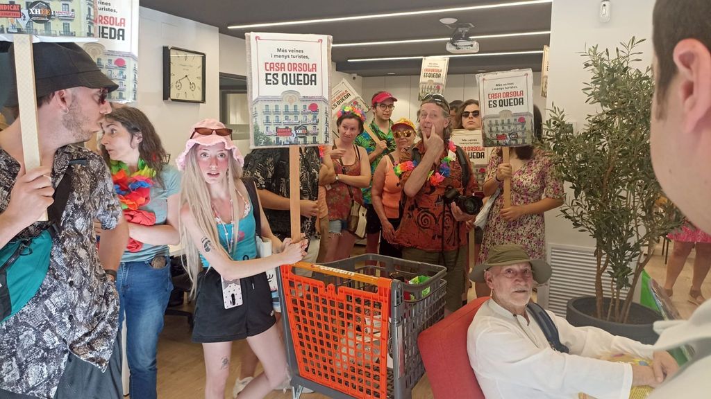Vecinos vestidos de turistas contra las acciones de una inmobiliaria catalana