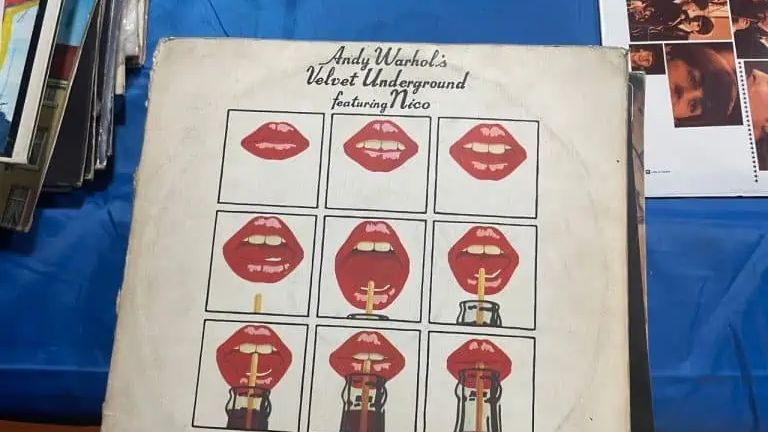 Vinilo de la exposición de Julián Ruiz