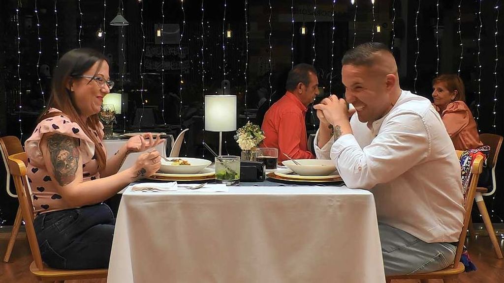 Alba y Chema durante su cita en 'First Dates'