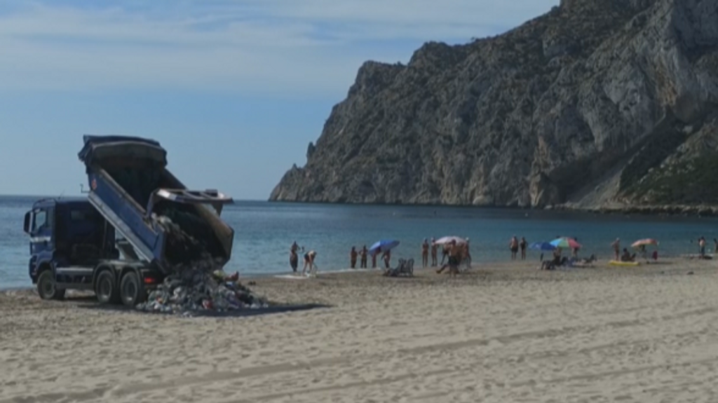 Descargan 15 toneladas de residuos en la playa de Calpe: "Es la basura que se vierte cada minuto en mares y océanos"