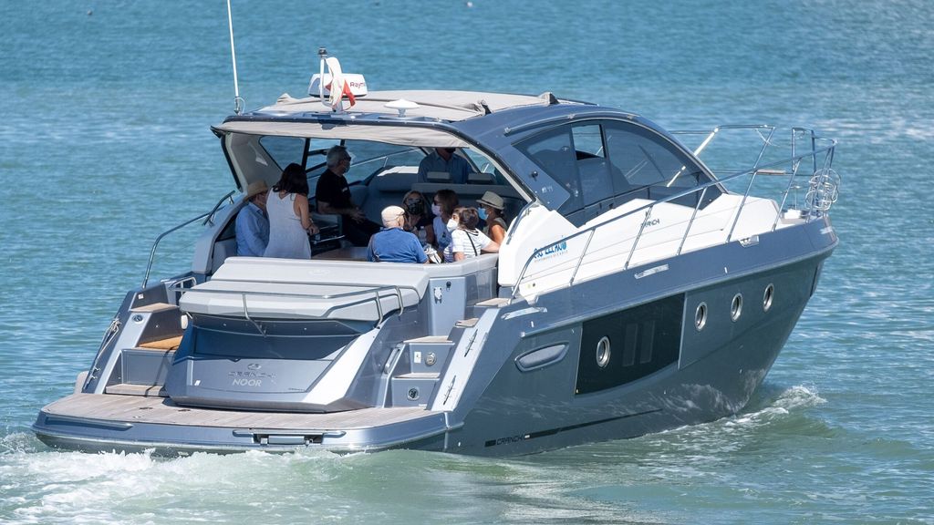 Embarcación que pasea a mayores de 60 por la Bahía de Cádiz