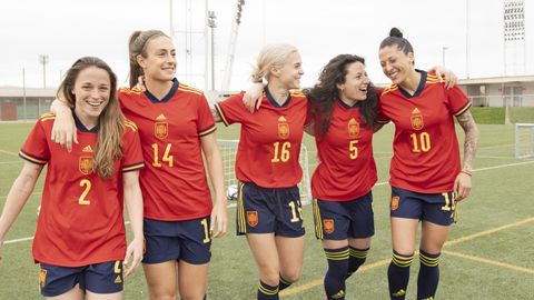 selección masculina de fútbol jugará con la camiseta de la femenina contra la República Checa - NIUS