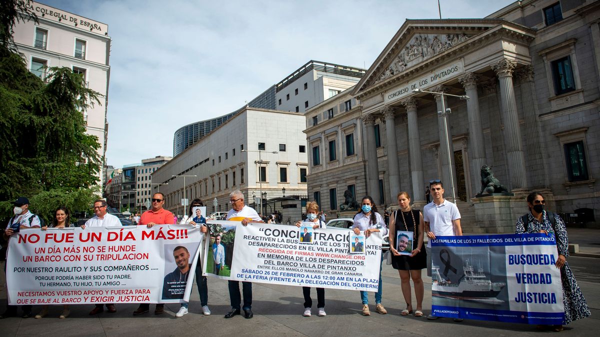 Familiares de víctimas del Pitanxo piden frente al Congreso una reunión con Sánchez Familiares de víctimas del Pitanxo piden frente al Congreso una reunión con Sánchez