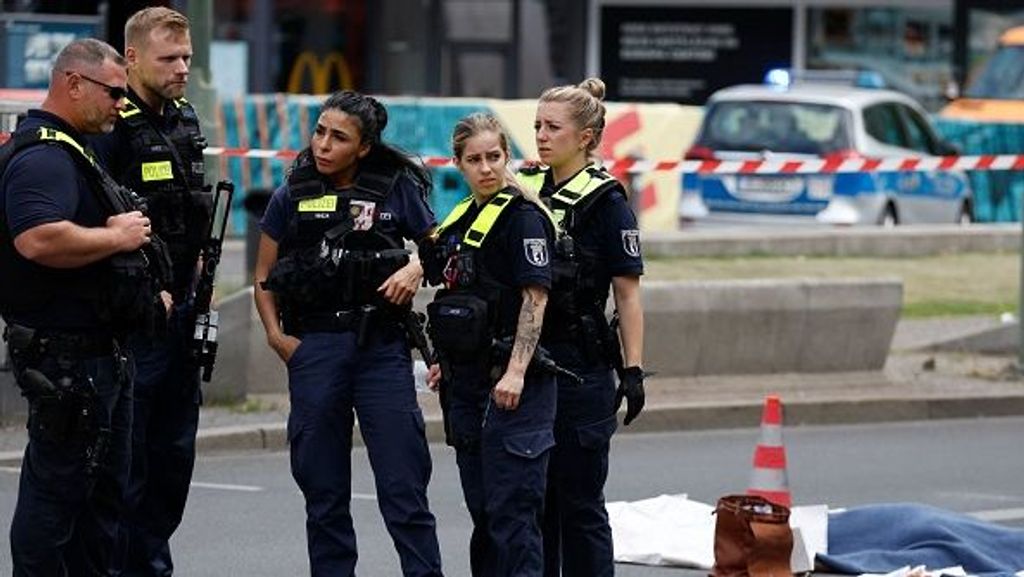 La Policía alemana en el centro de Berlín minutos después del atropello múltiple que ha dejado un fallecido y varios heridos.