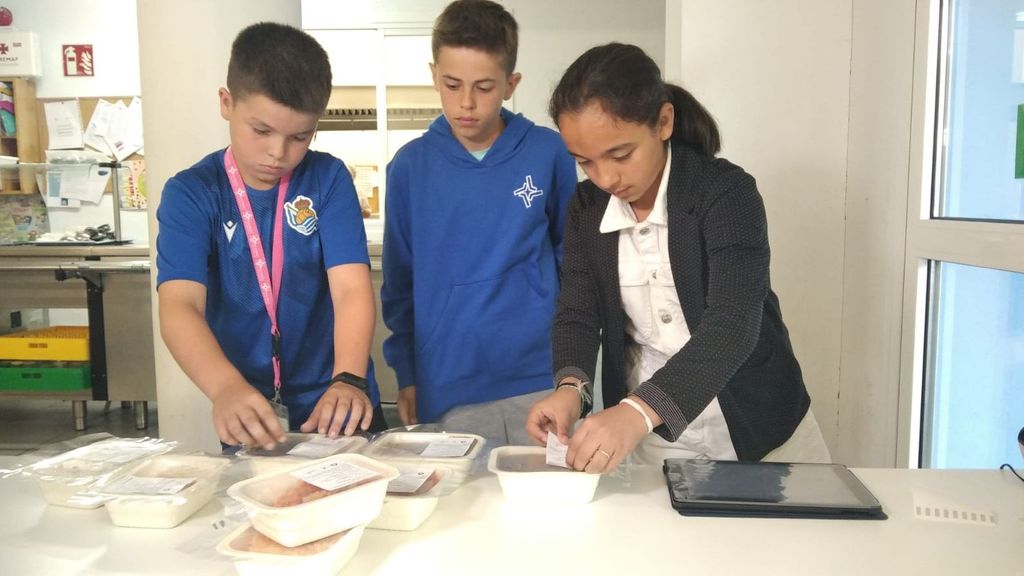 Los alumnos etiquetando la comida.