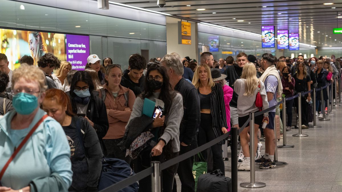 Los viajeros esperan para pasar el control de seguridad en Heathrow el 1 de junio de 2022 en Londres, Inglaterra.