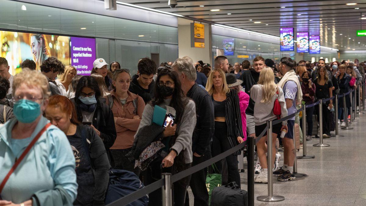 Los viajeros esperan para pasar el control de seguridad en Heathrow el 1 de junio de 2022 en Londres, Inglaterra. Los viajeros esperan para pasar el control de seguridad en Heathrow el 1 de junio de 2022 en Londres, Inglaterra.