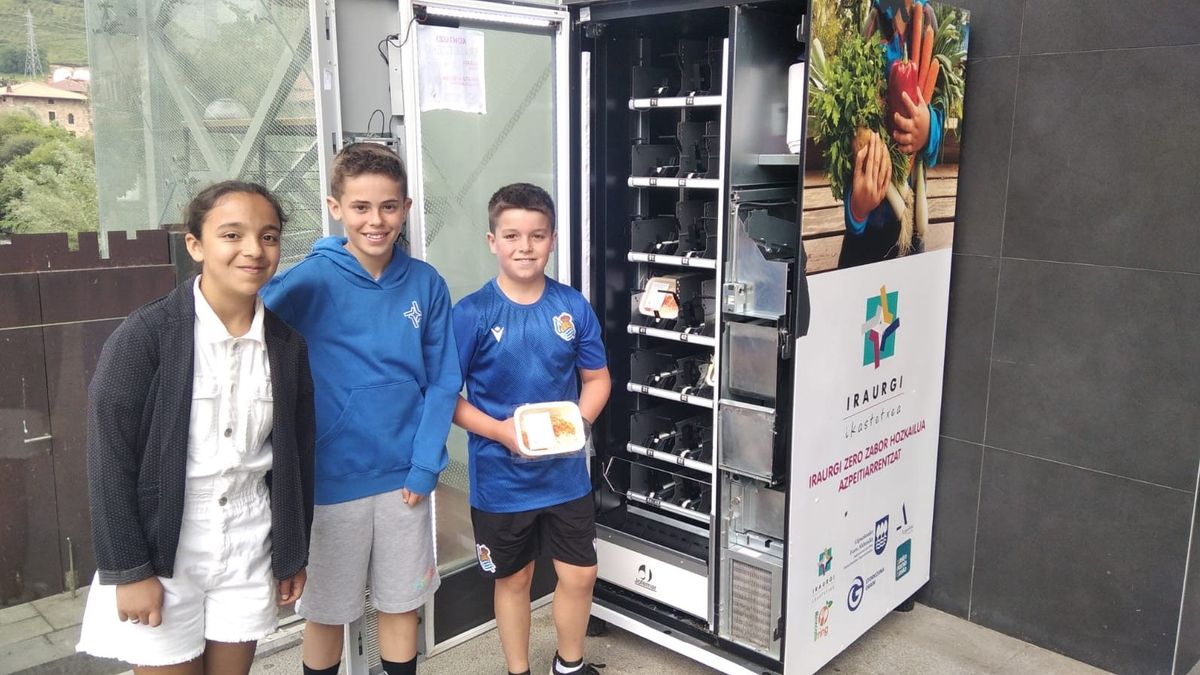 Mailen, Ian y Arazt junto a la máquina donde deposita la comida sobrante de la escuela. Mailen, Ian y Arazt junto a la máquina donde deposita la comida sobrante de la escuela.