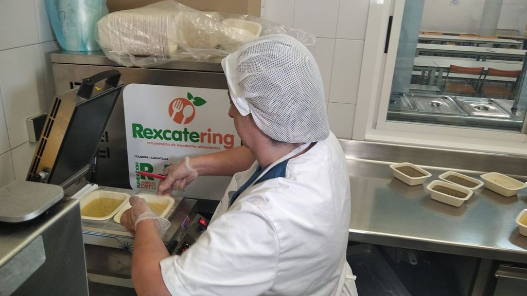 María José preparando los envases.