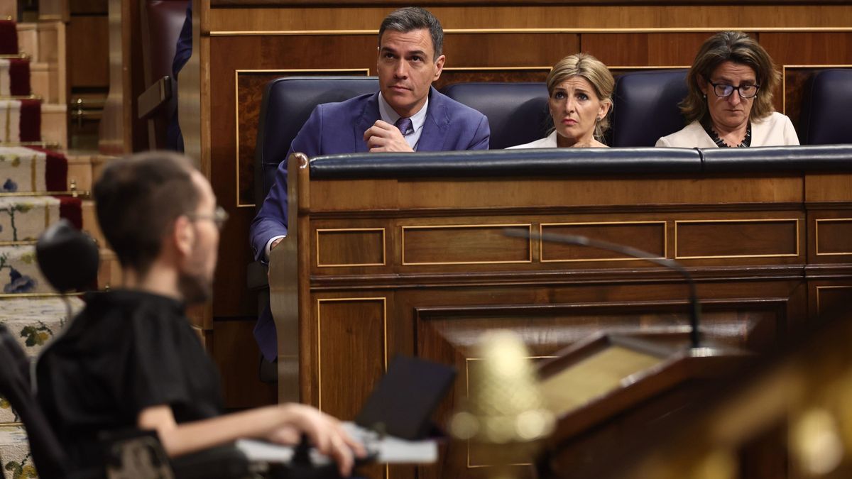 Pedro Sánchez, sentado en el banco azul junto a Yolanda Díaz Pedro Sánchez, sentado en el banco azul junto a Yolanda Díaz