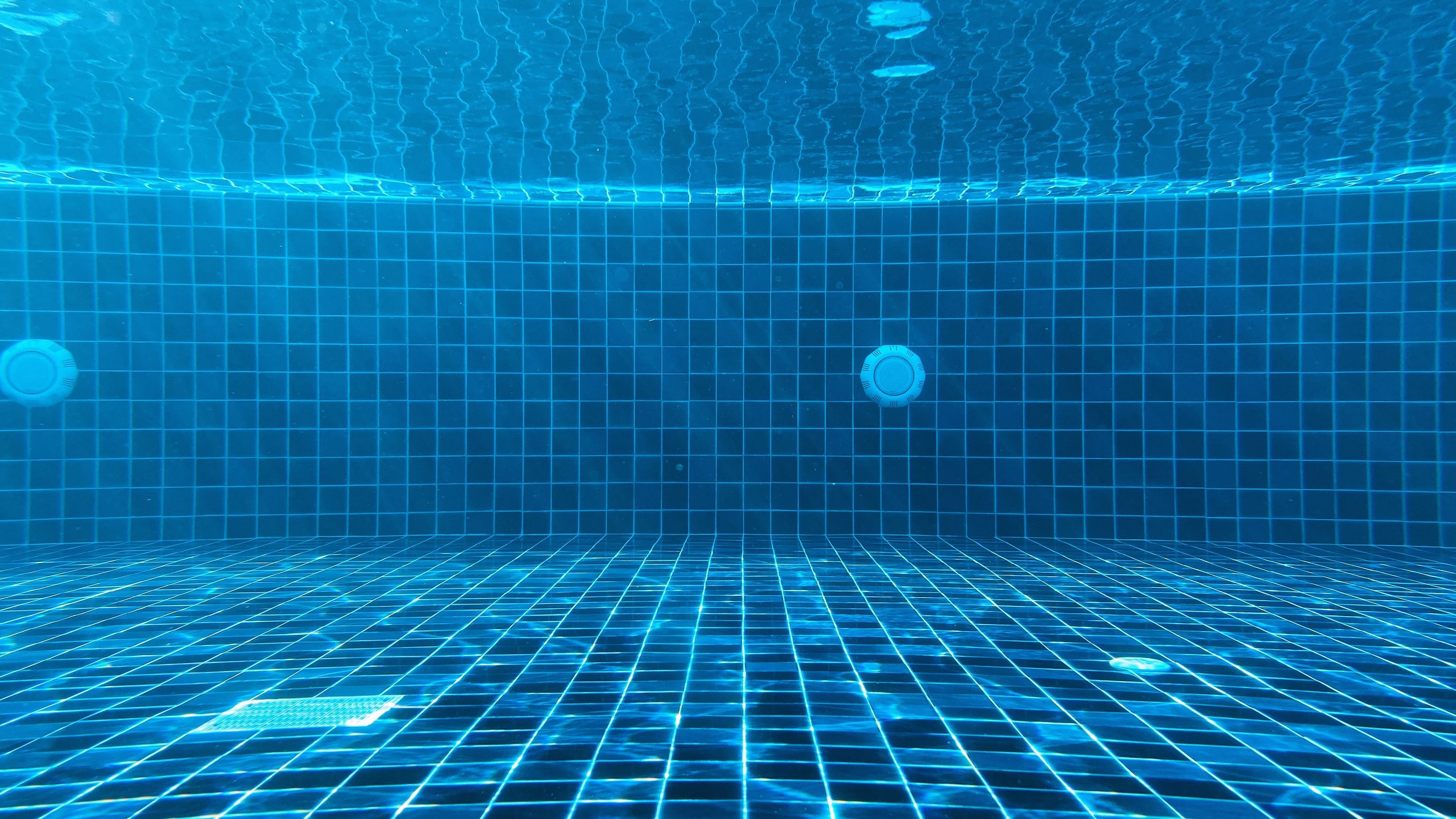 Cómo limpiar el fondo de una piscina sin limpiafondos  Descubre estas  técnicas y trucos efectivos