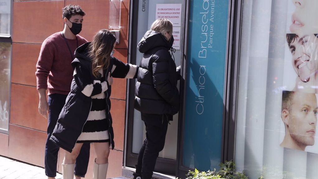 Rocío Flores y Olga Moreno entrando en la clínica antes de operarse