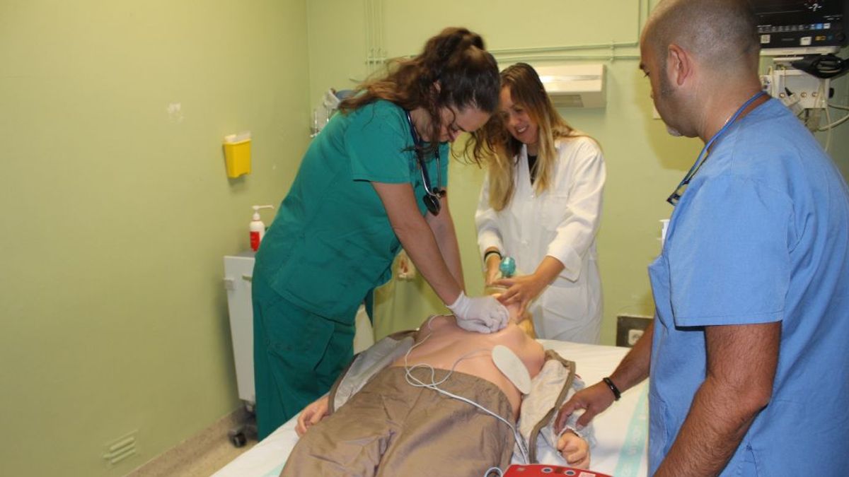 Sanitarios realizando una reanimación cardiopulmonar Sanitarios realizando una reanimación cardiopulmonar