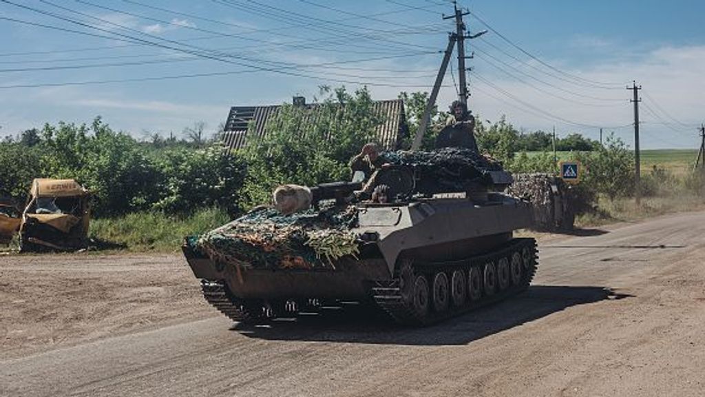 Tanque ucraniano camino de Lugansk en el Donbás